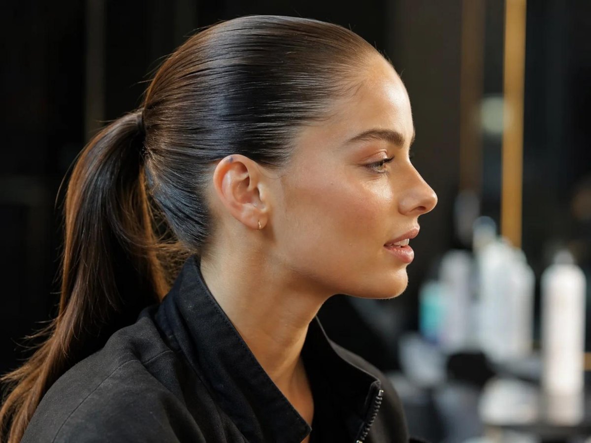 Glatter Sleek-Ponytail mit glänzendem Haaransatz
