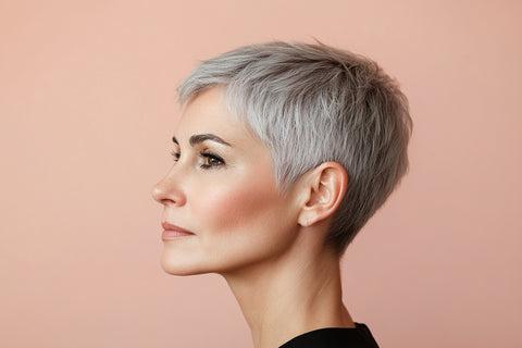 Grauer Pixie Cut feines Haar