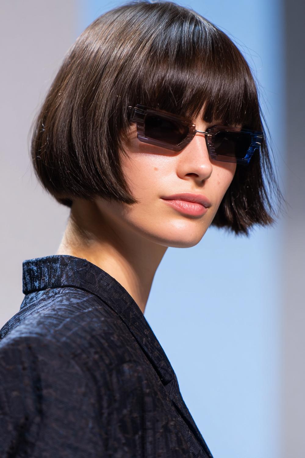 1. Haartrends 2026: Glass-Hair Bob mit Mittelscheitel und spiegelndem Finish