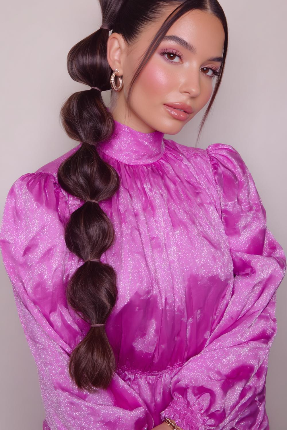 11. Haartrends 2026: Bubble Braid Ponytail mit symmetrischen Segmenten und Glanzspray