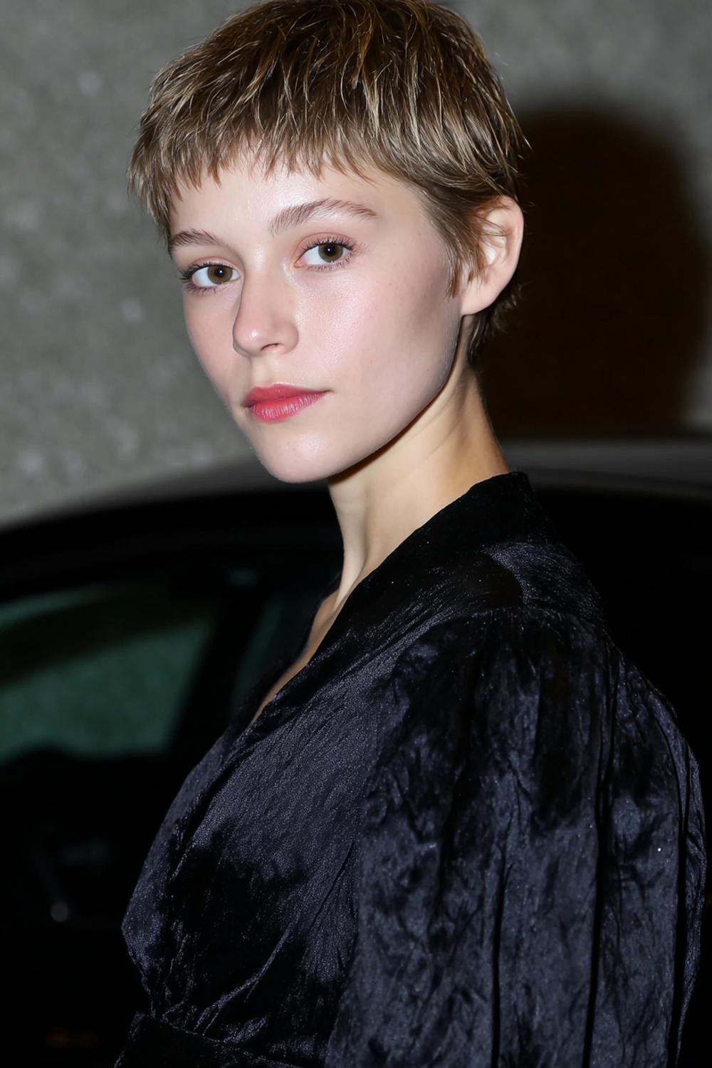 12. Haartrends 2026: Pixie Cut mit langer Deckhaar-Partie und seidiger Struktur