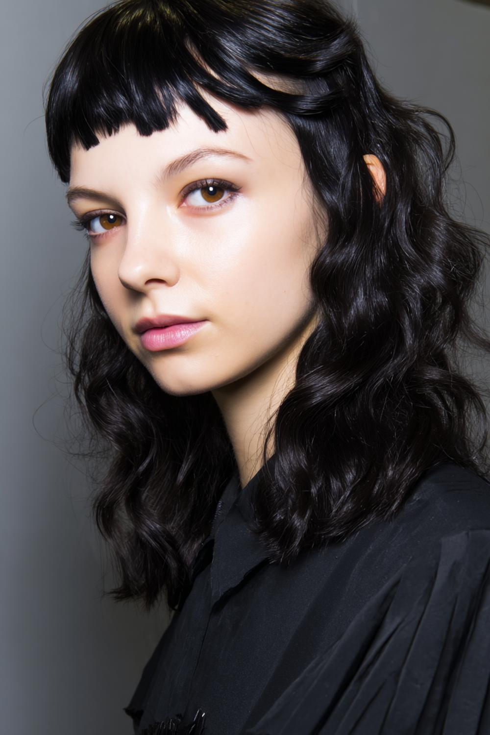 15. Haartrends 2026: Micro Bangs Cut mit klarer Linie und grafischer Stirnpartie