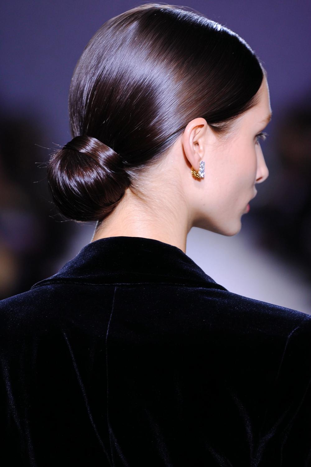17. Haartrends 2026: Sleek Low Bun mit Mittelscheitel und spiegelglatter Oberfläche