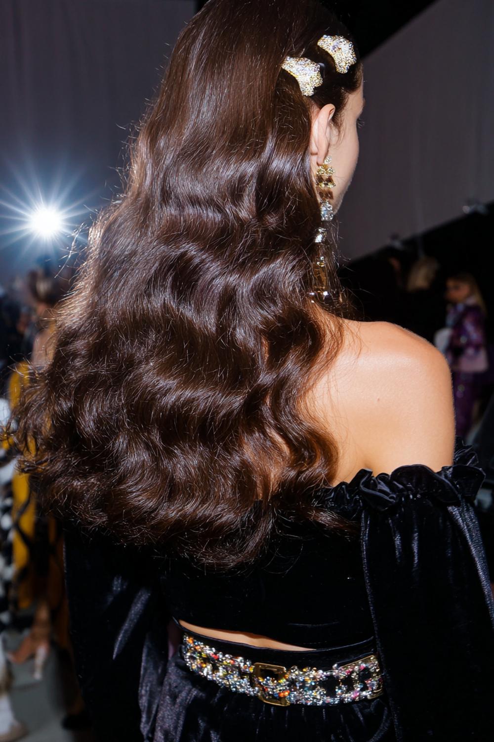 20. Haartrends 2026: Half-Up mit Mini-Klammern, glänzenden Wellen und Y2K-Feinschliff