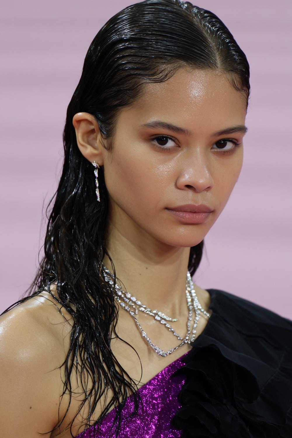 23. Haartrends 2026: Wet-Look Waves mit glänzendem Ansatz und definierter S-Struktur