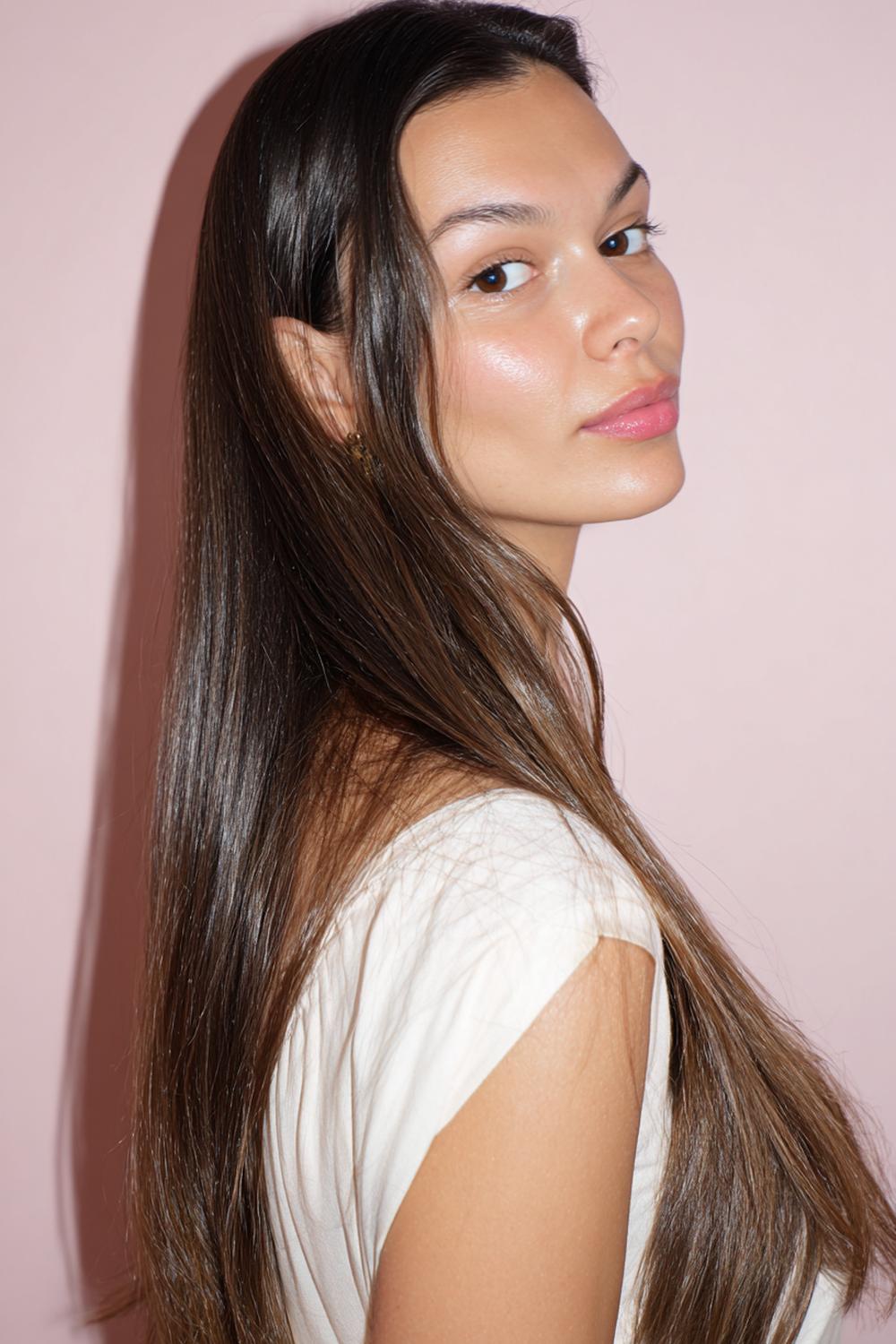 24. Haartrends 2026: Glossing Treatment Look mit transparentem Shine und gesundem Fall