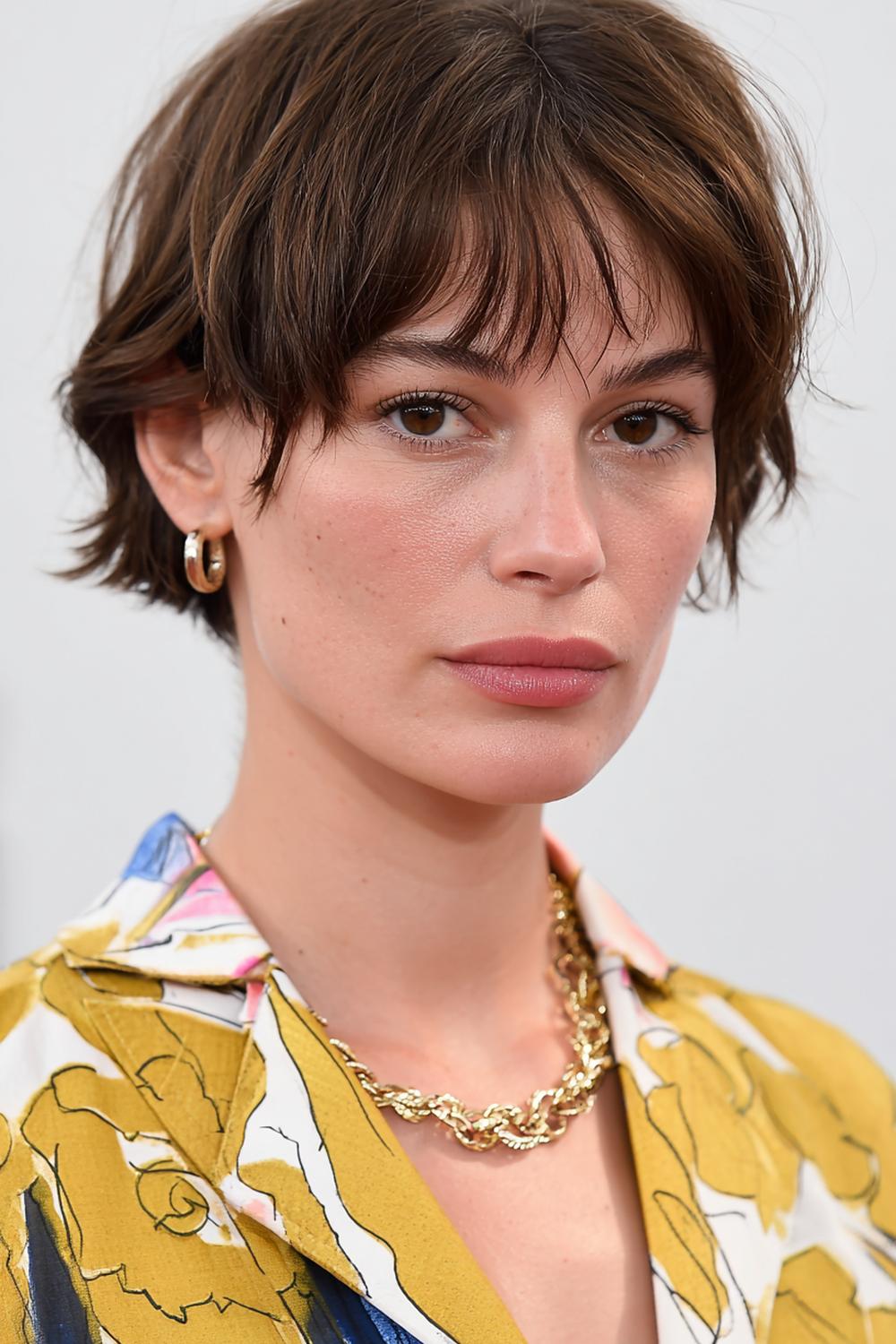 5. Haartrends 2026: Micro-Pony mit präziser Kante und grafischer Stirnlinie