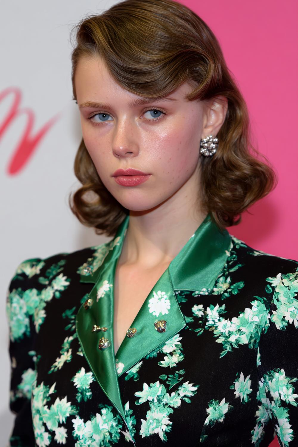 6. Haartrends 2026: Seitlicher Swoop-Pony mit glänzender Welle und Retro-Anmutung