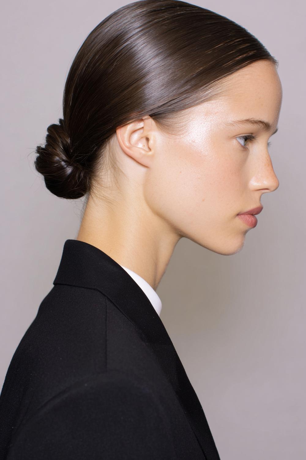 9. Haartrends 2026: Sleek Low Bun mit exaktem Scheitel und nassem Glanz