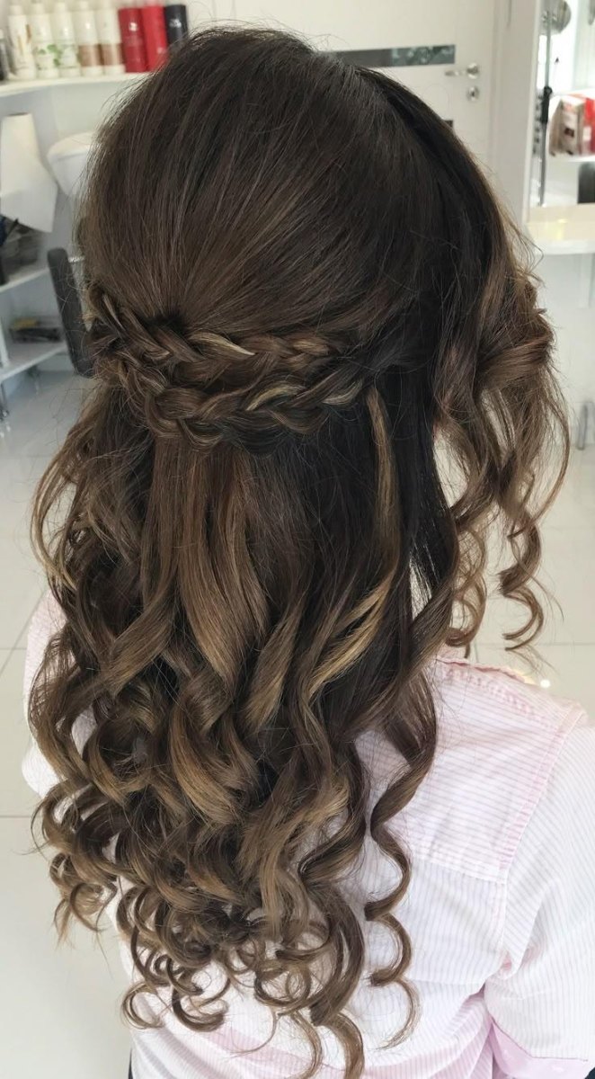 Flechtfrisur mit lockigen Haaren