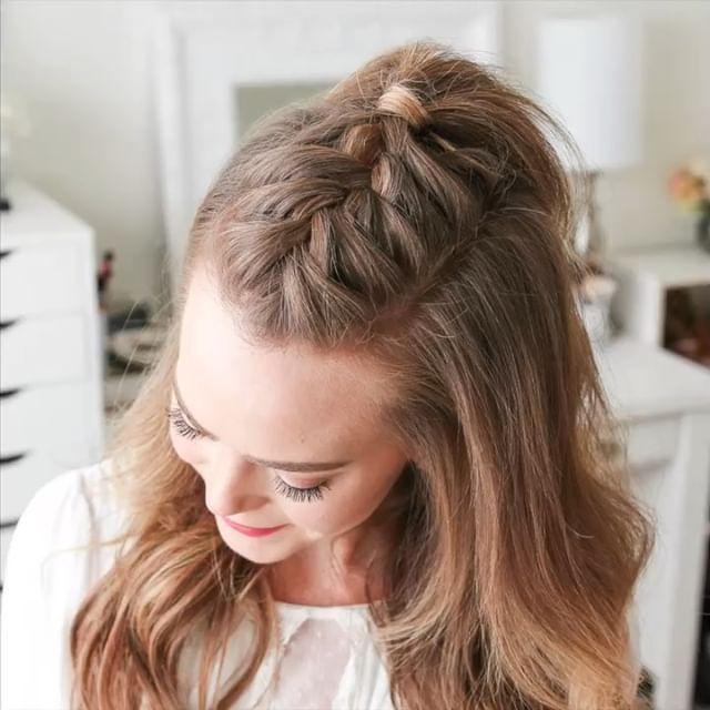 Halb hochgesteckte Haare mit holländischem Zopf
