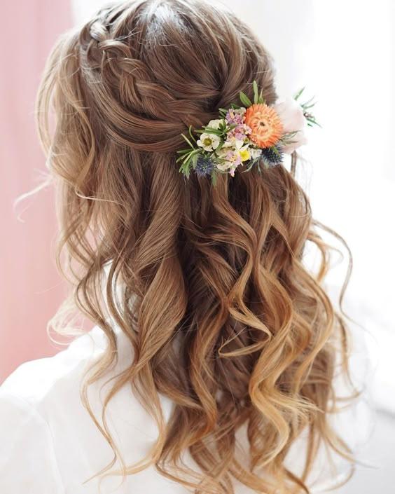 Flechtfrisur mit Blumenaccessoires
