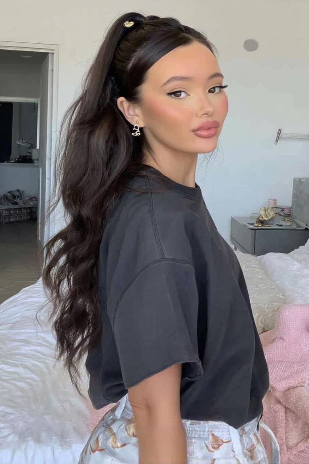 Abend-Sleek mit Statement-Accessoires