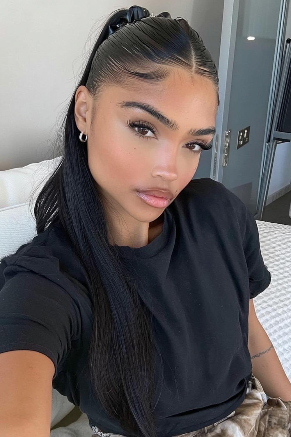 Edgy Sleek-Look mit Haarband