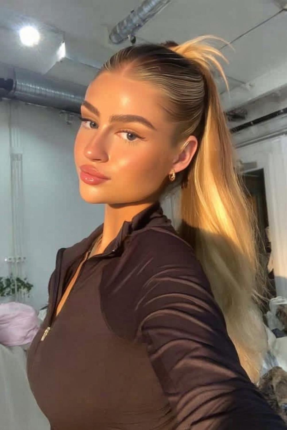 Perfekter Sleek-Look mit Pferdeschwanz