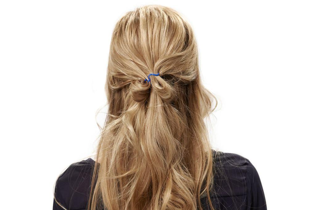 Halboffene Haare mit Haargummi
