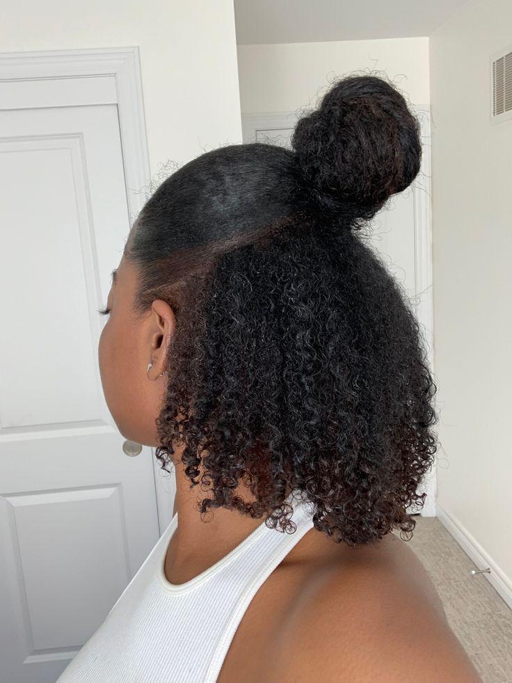 Natürliche Locken Half Up Dutt