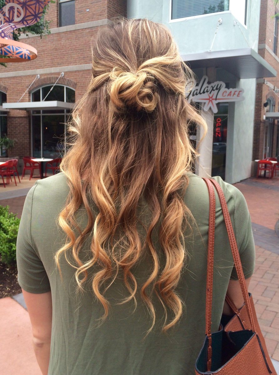 Alltagstauglicher lockiger Half Up Bun