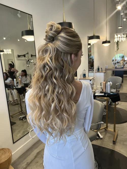 Feines Haar mit lockigem Bun