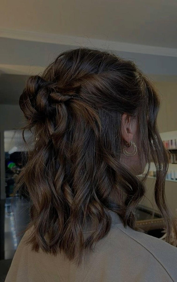 Mittellange Locken mit halbem Dutt