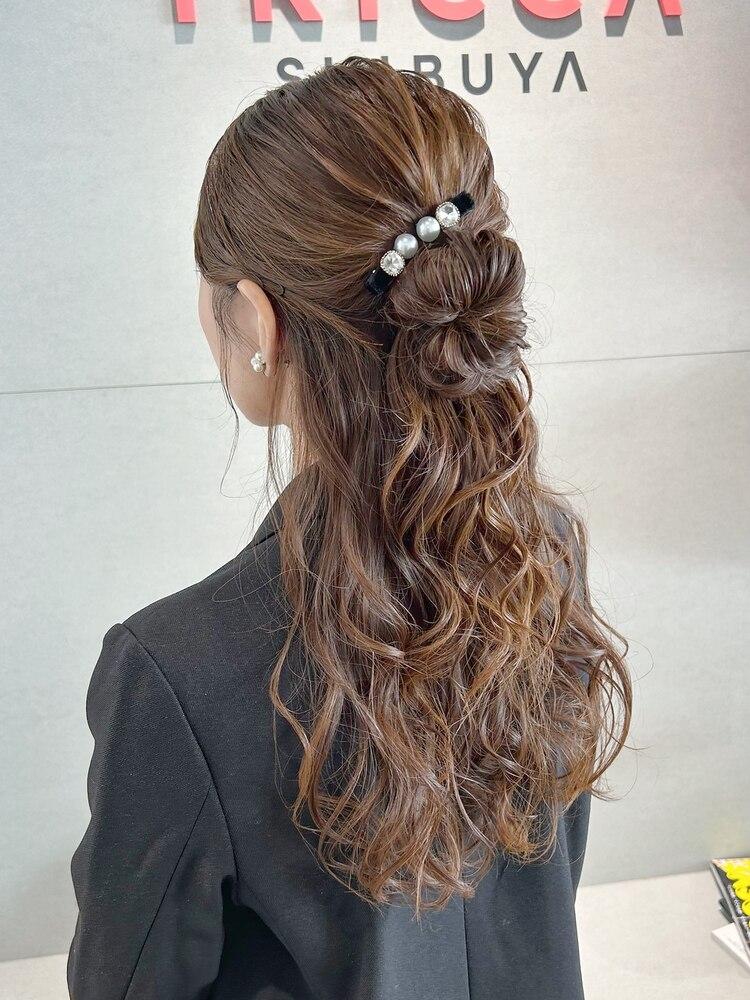Lockiger Bun mit Haaraccessoires
