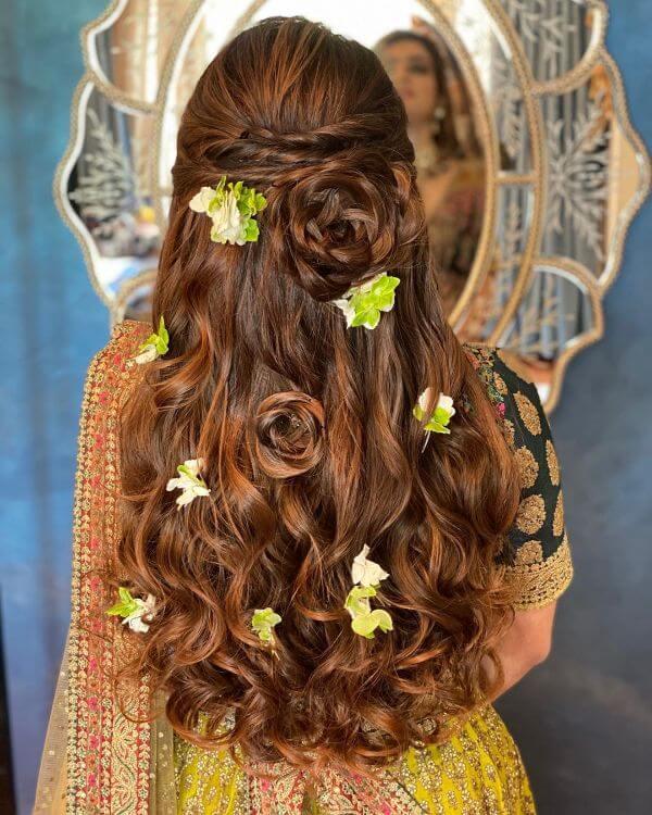 Half Up Half Down Frisur Blumenknoten mit Locken