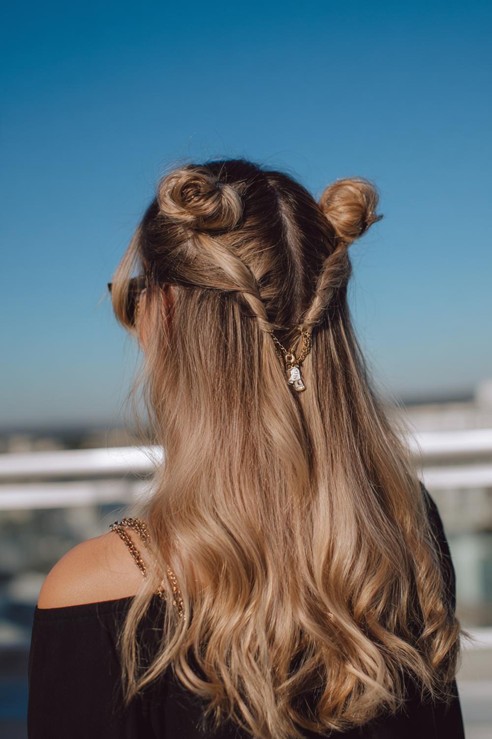 10. Half Up Half Down Frisur mit doppelten Mini-Dutts und verspielten Strähnen