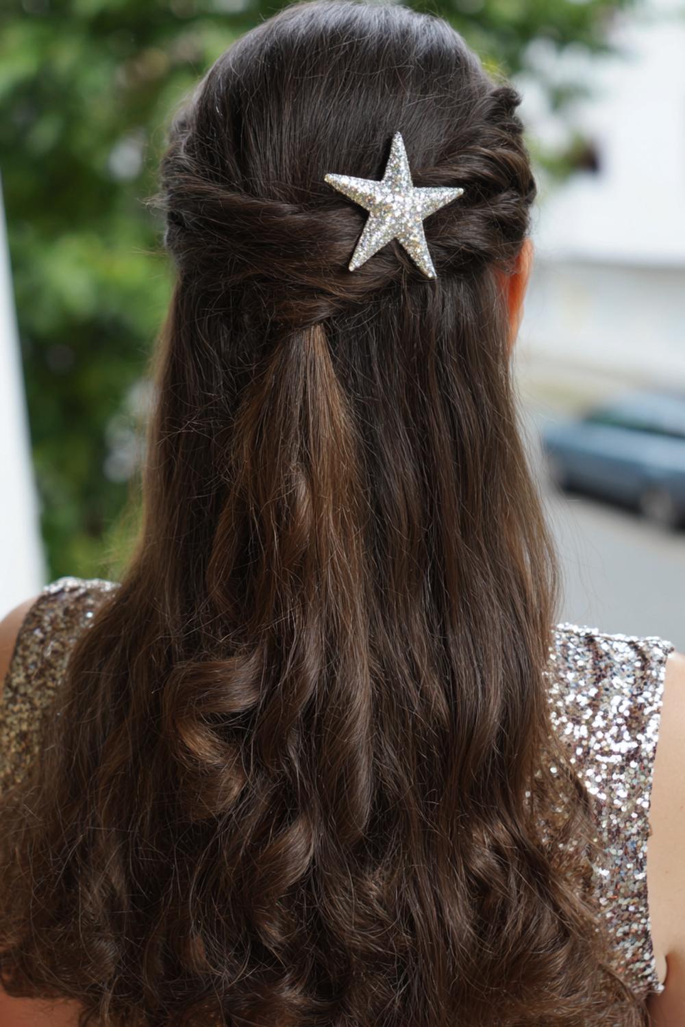 11. Half Up Half Down Frisur mit Seitenpartie und glitzerndem Stern-Clip