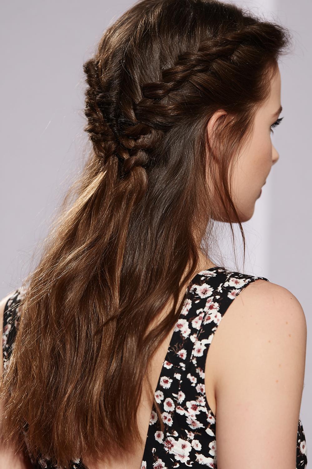 12. Half Up Half Down Frisur mit gedrehten Rope-Braids und klarer Mittelachse