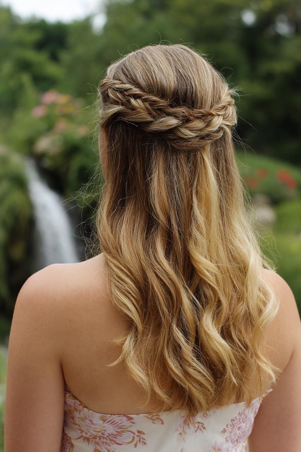 14. Half Up Half Down Frisur mit geflochtenem Wasserfall und glänzenden Ringlets