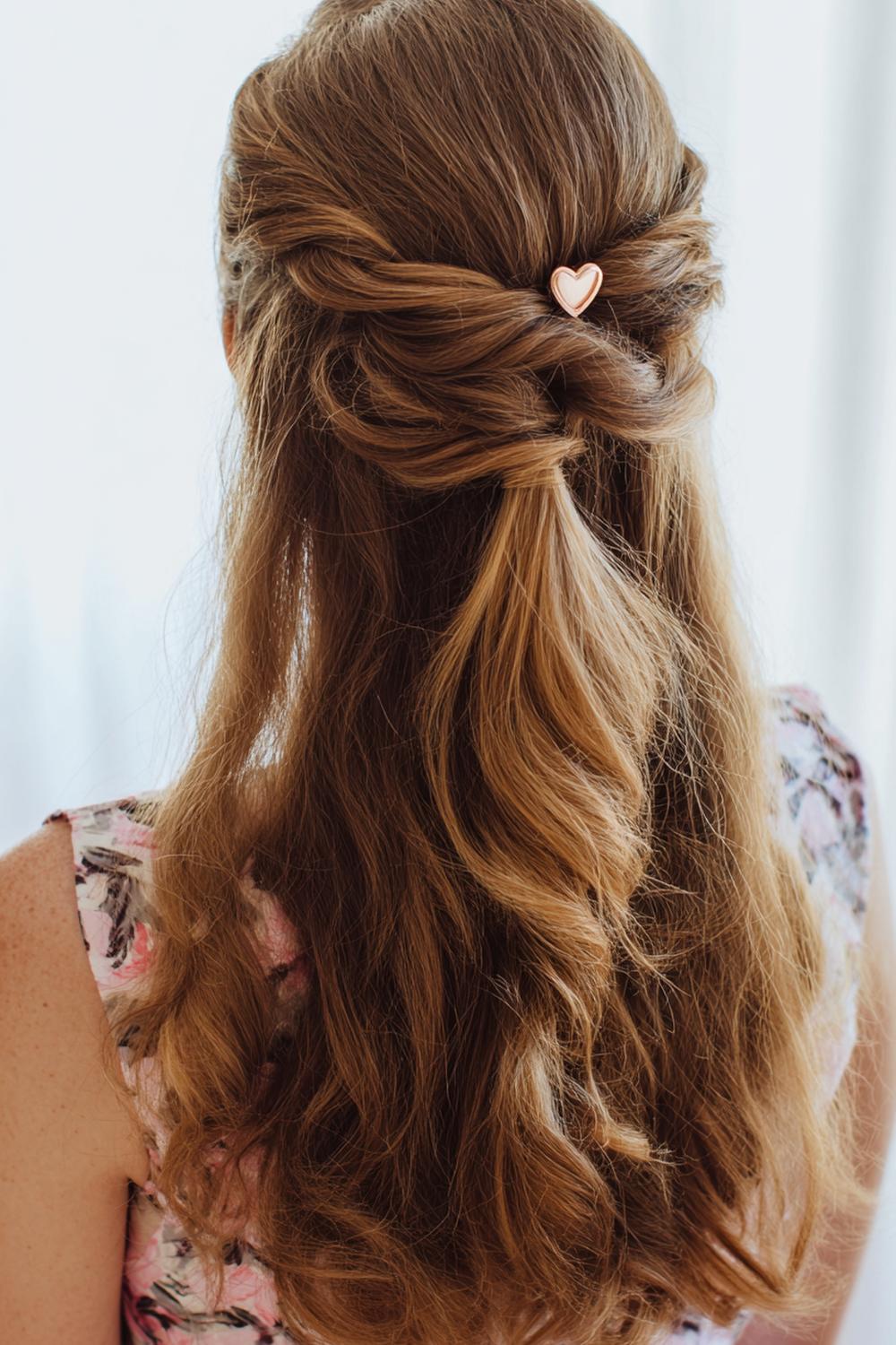 17. Half Up Half Down Frisur mit Herz-Clip und romantischen S-Wellen