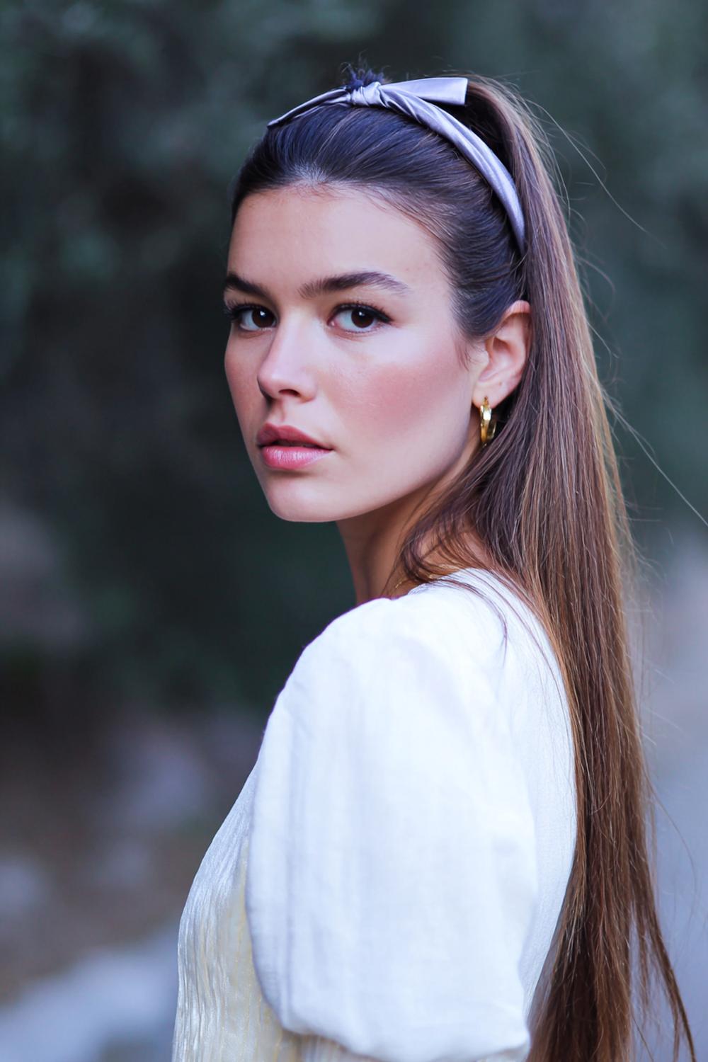 18. Half Up Half Down Frisur mit schmalem Haarband und glatten, langen Längen