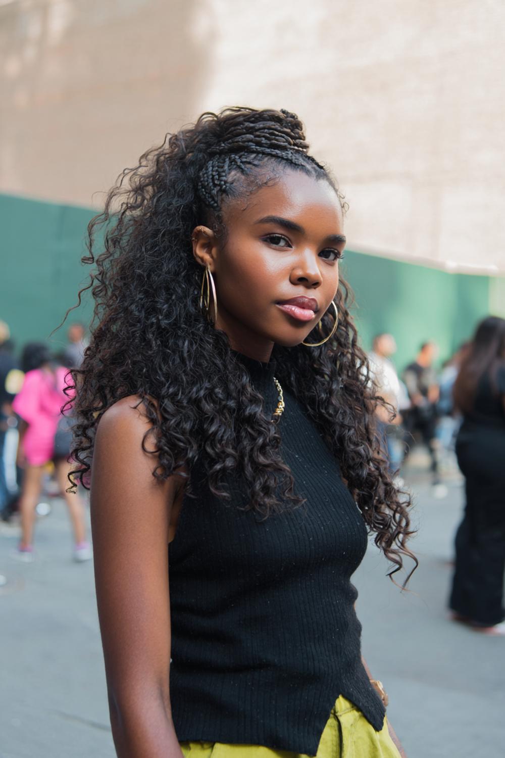 22. Half Up Half Down Frisur mit geflochtenem Top-Panel und natürlichen Locken