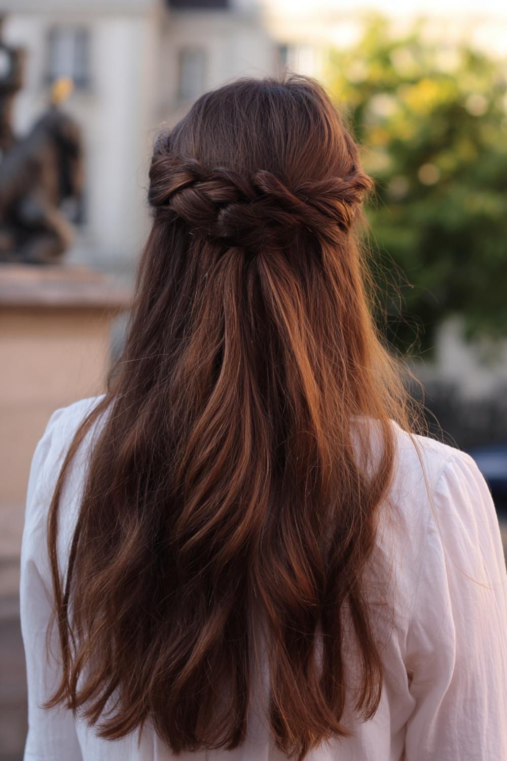 25. Half Up Half Down Frisur mit Doppel-Zopfkranz und satten, dichten Wellen