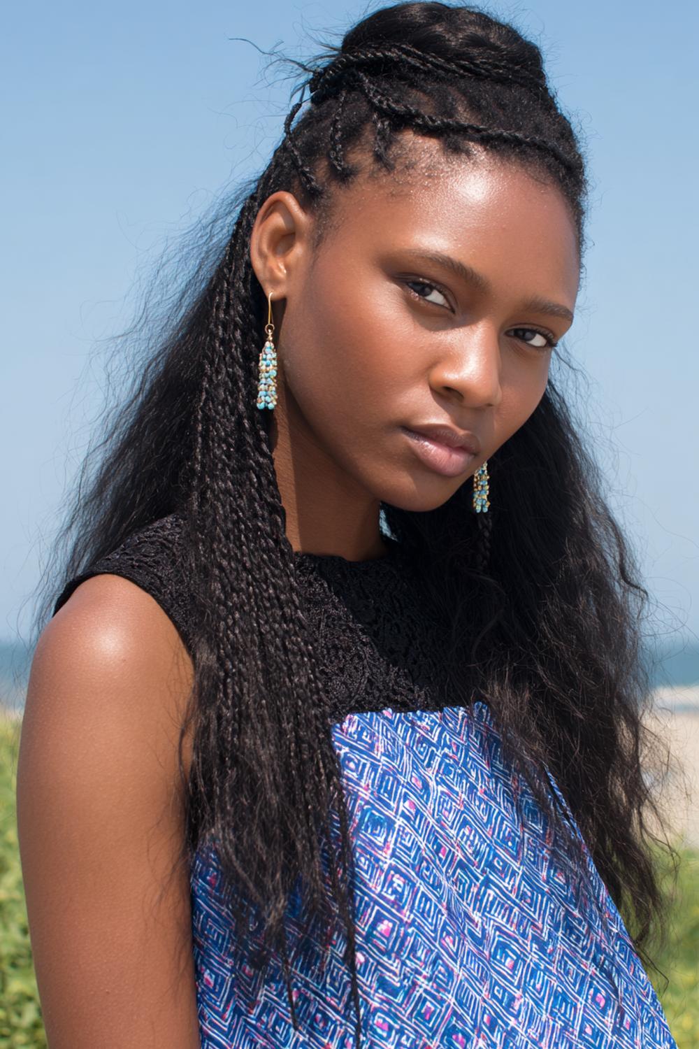 4. Half Up Half Down Frisur mit Mikro-Zöpfen an den Schläfen und Beach-Textur