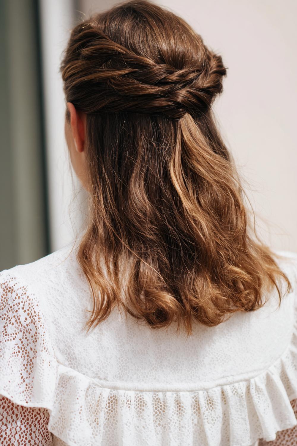 5. Half Up Half Down Frisur mit Twists im Nacken und locker fallenden Curtain Bangs