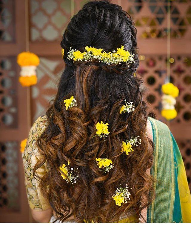Locken mit frischen Blumen im Haar