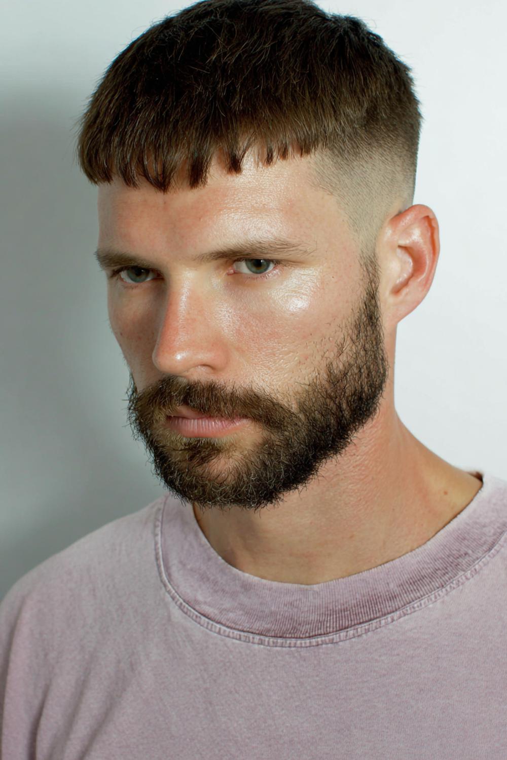 14. Herren Frisuren 2026: Caesar Cut mit kurzer Kante und gleichmäßiger Dichte