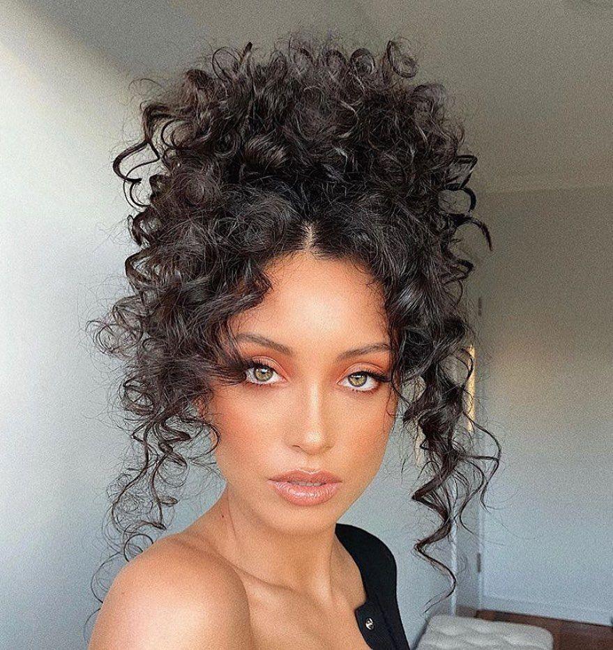 Hoher Curly Bun mit Volumen