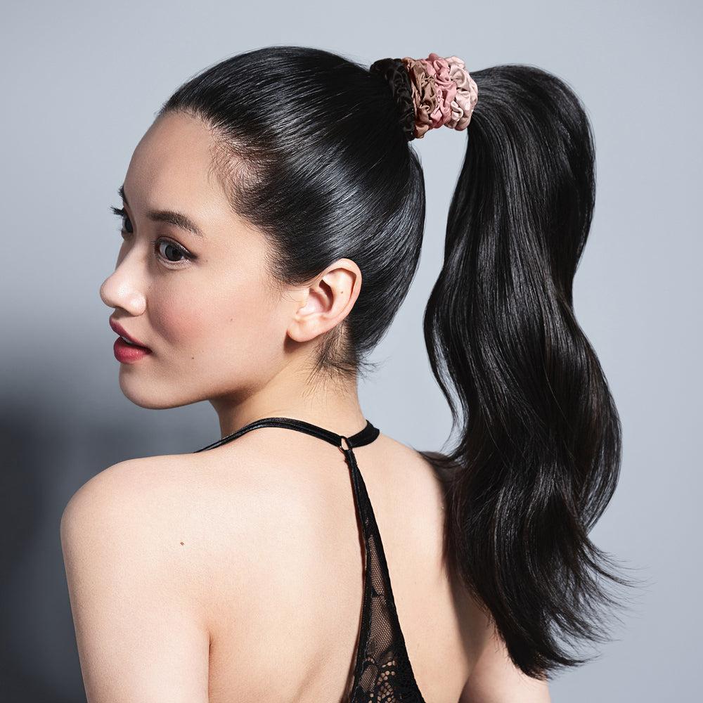 Hoher Ponytail mit weichem Scrunchie als Haaraccessoire