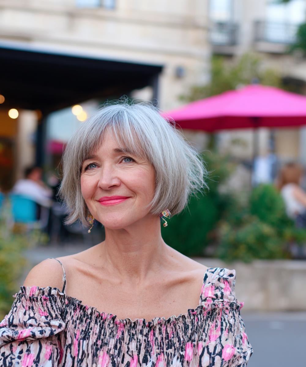 Grauer Kurzer Bob Mit Pony