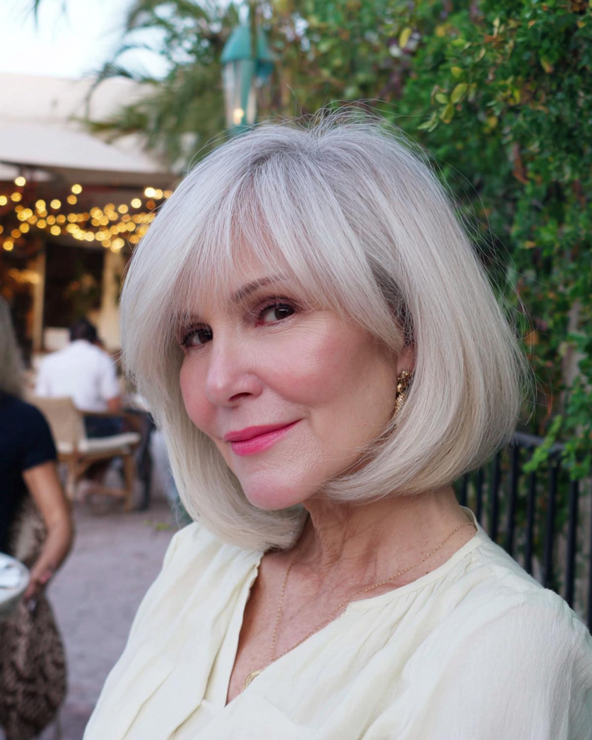 Platinblonder Glatter Bob Mit Pony