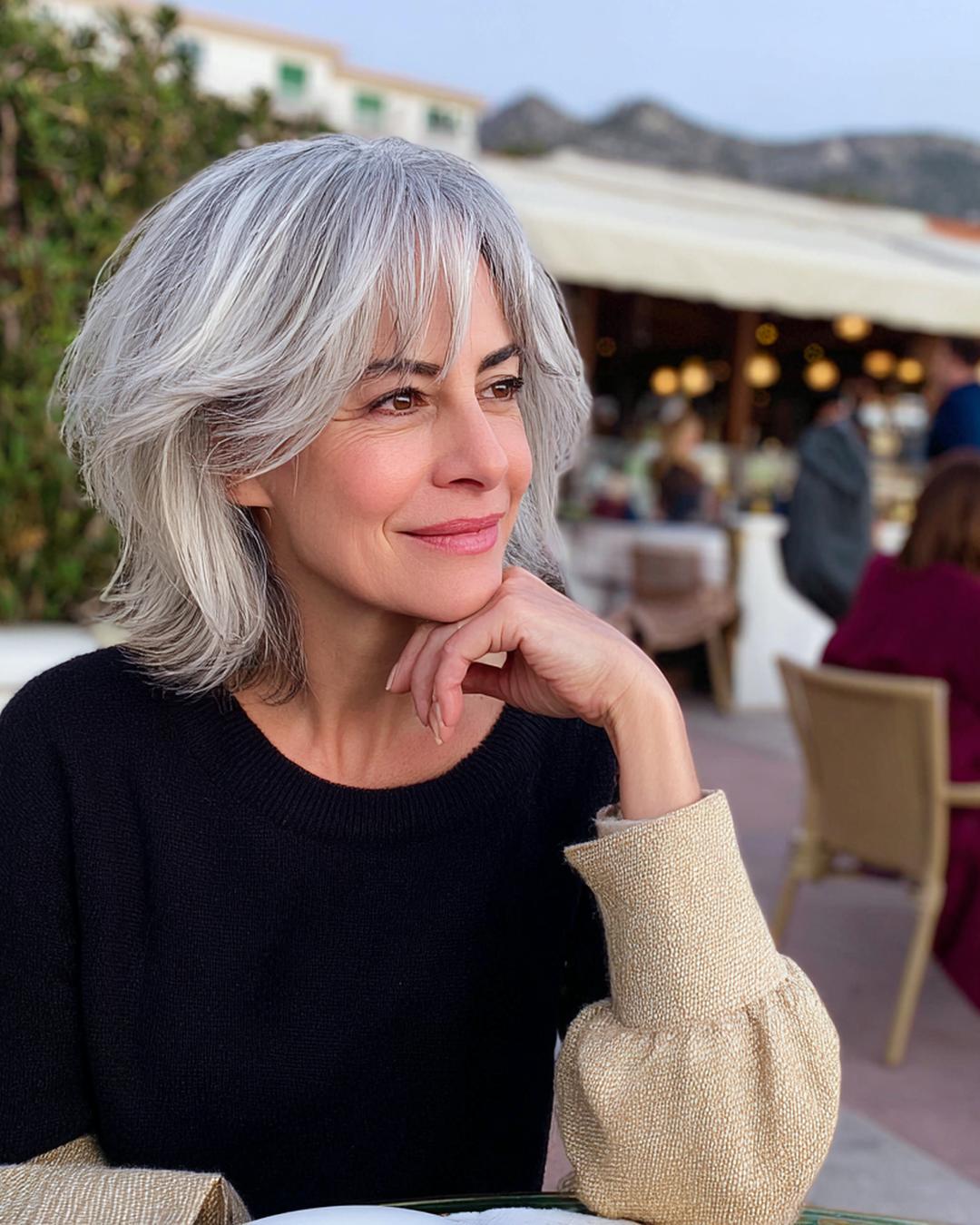 Grauer Gestufter Schnitt Mit Pony