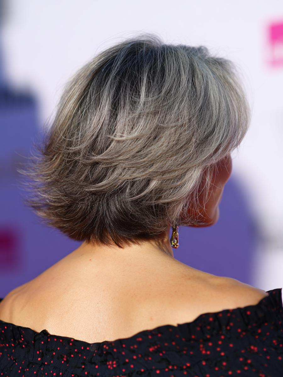 Grauer Stufiger Bob Gefiedert