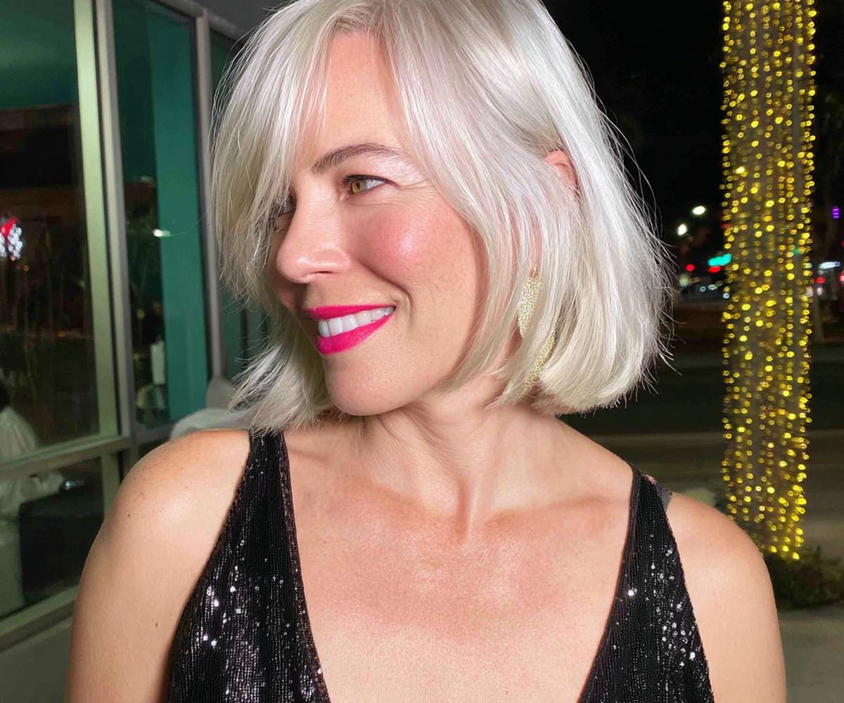 Silberner Bob mit Seitenscheitel