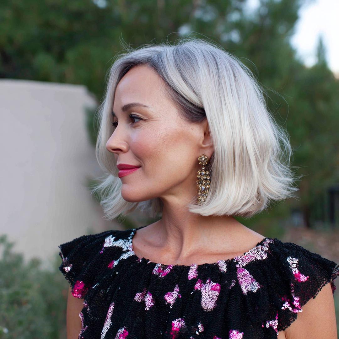 Silberblonder Bob mit sanftem Schwung