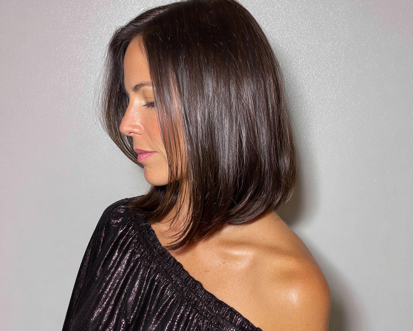 Mittellanger Sleek-Bob mit Seitenscheitel