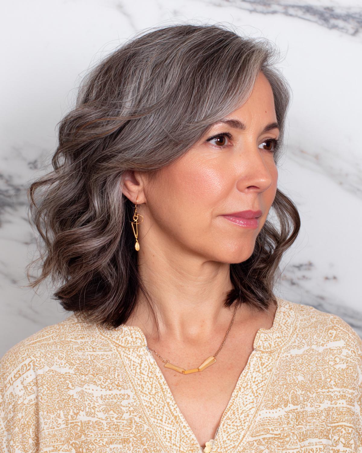 Graue Wellen Mittellang Seitenscheitel