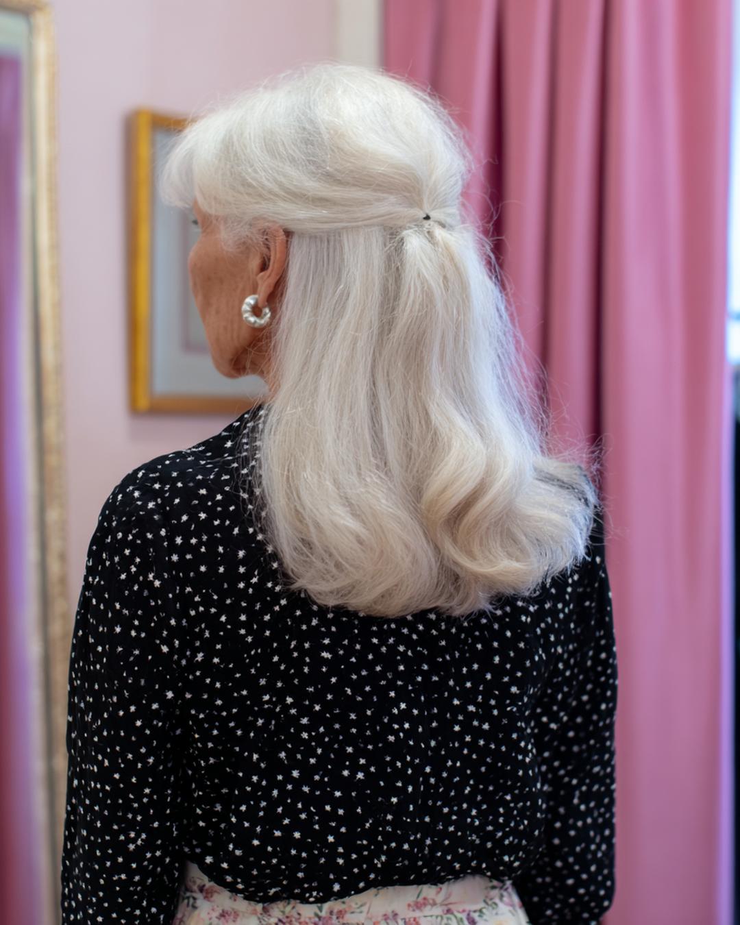 Weißes Halboffenes Langes Haar