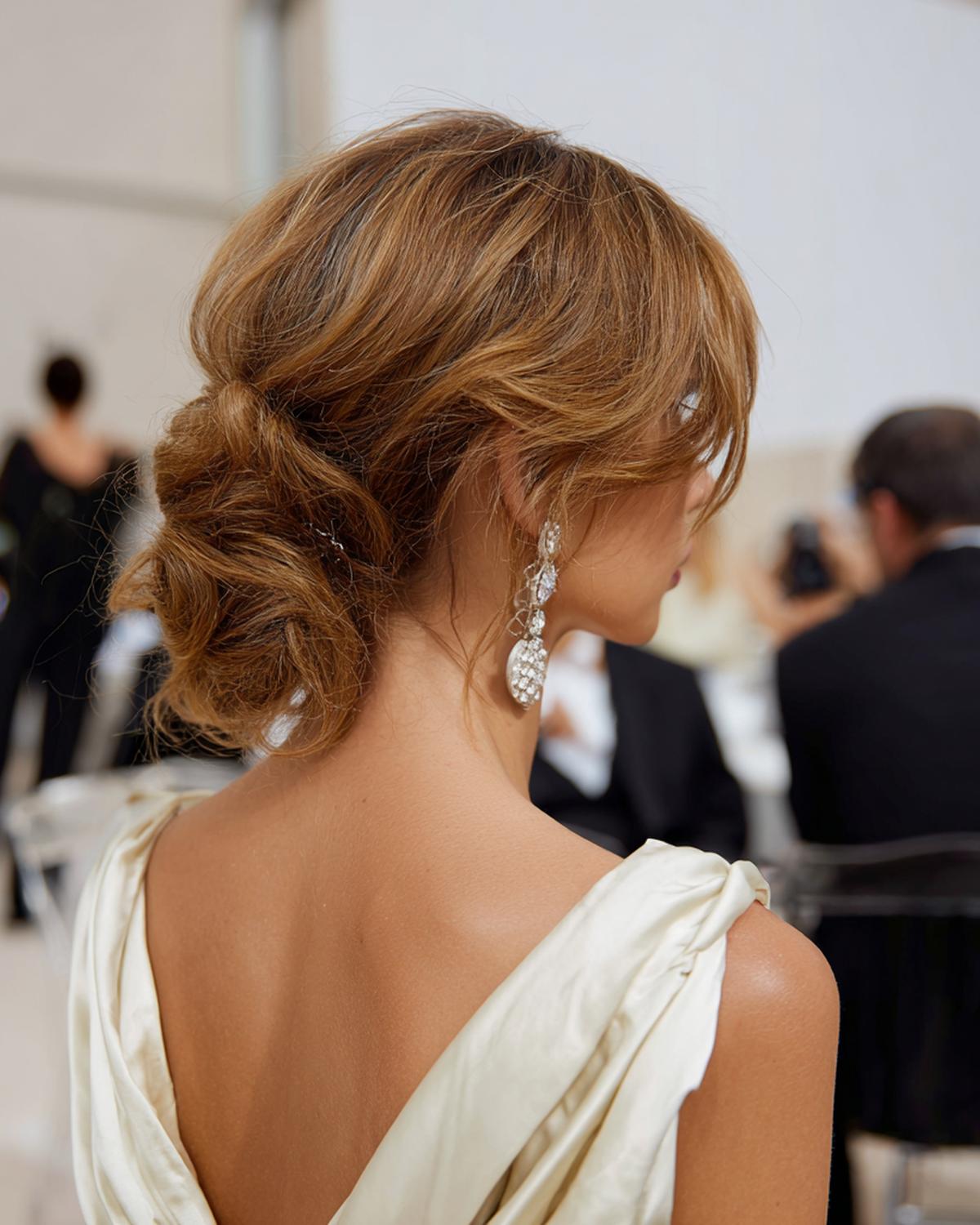 Niedriger Chignon Karamell Mit Pony